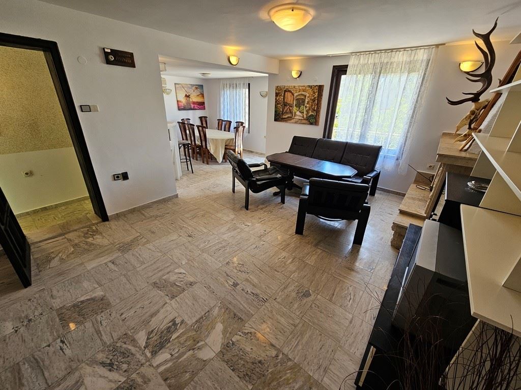 Просторна самостоятелна къща с панорамна гледка в Кошарица