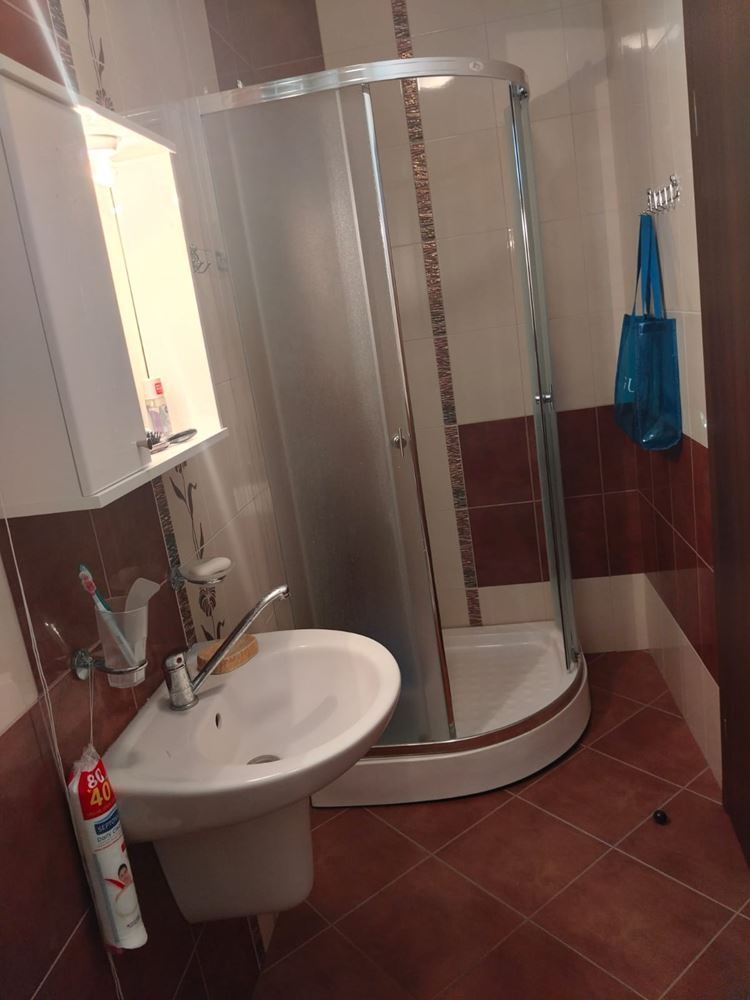 Просторна триетажна еднофамилна къща в центъра на Равда – комфорт, престиж и пълна самостоятелност