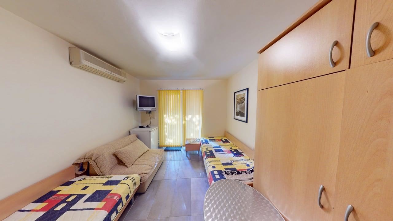 Панорамна четириетажна къща с 8 спални и морска гледка в к.к. Слънчев бряг – без такса поддръжка