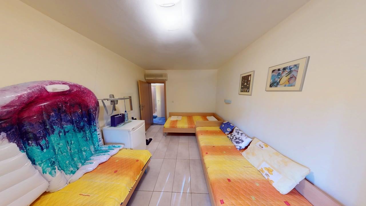 Панорамна четириетажна къща с 8 спални и морска гледка в к.к. Слънчев бряг – без такса поддръжка