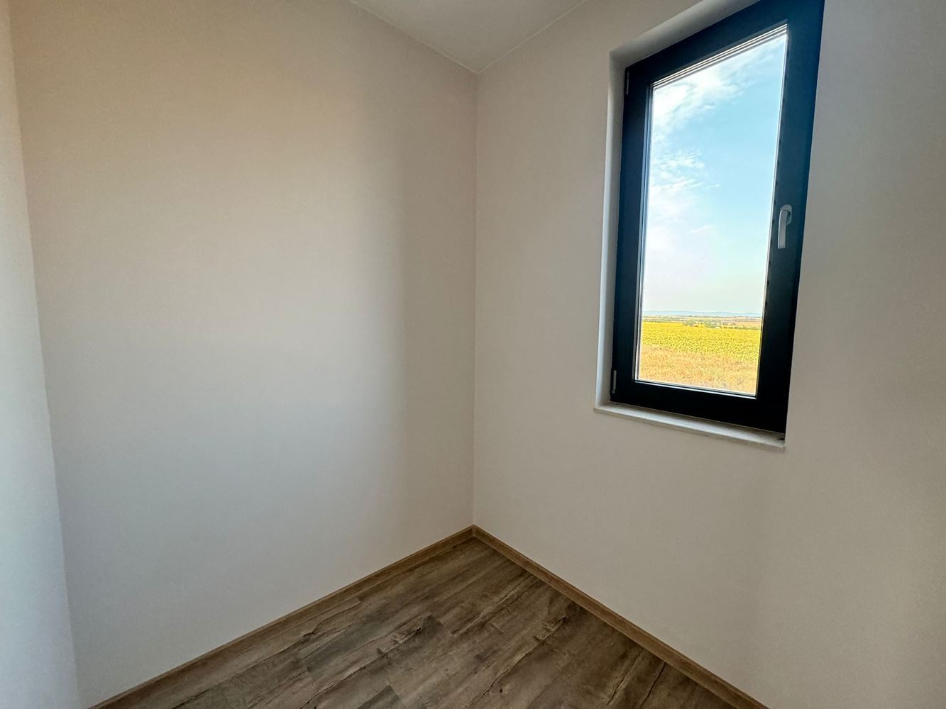 Модерна двуетажна къща с двор в луксозен комплекс между Поморие и Сарафово – стил, пространство и природа