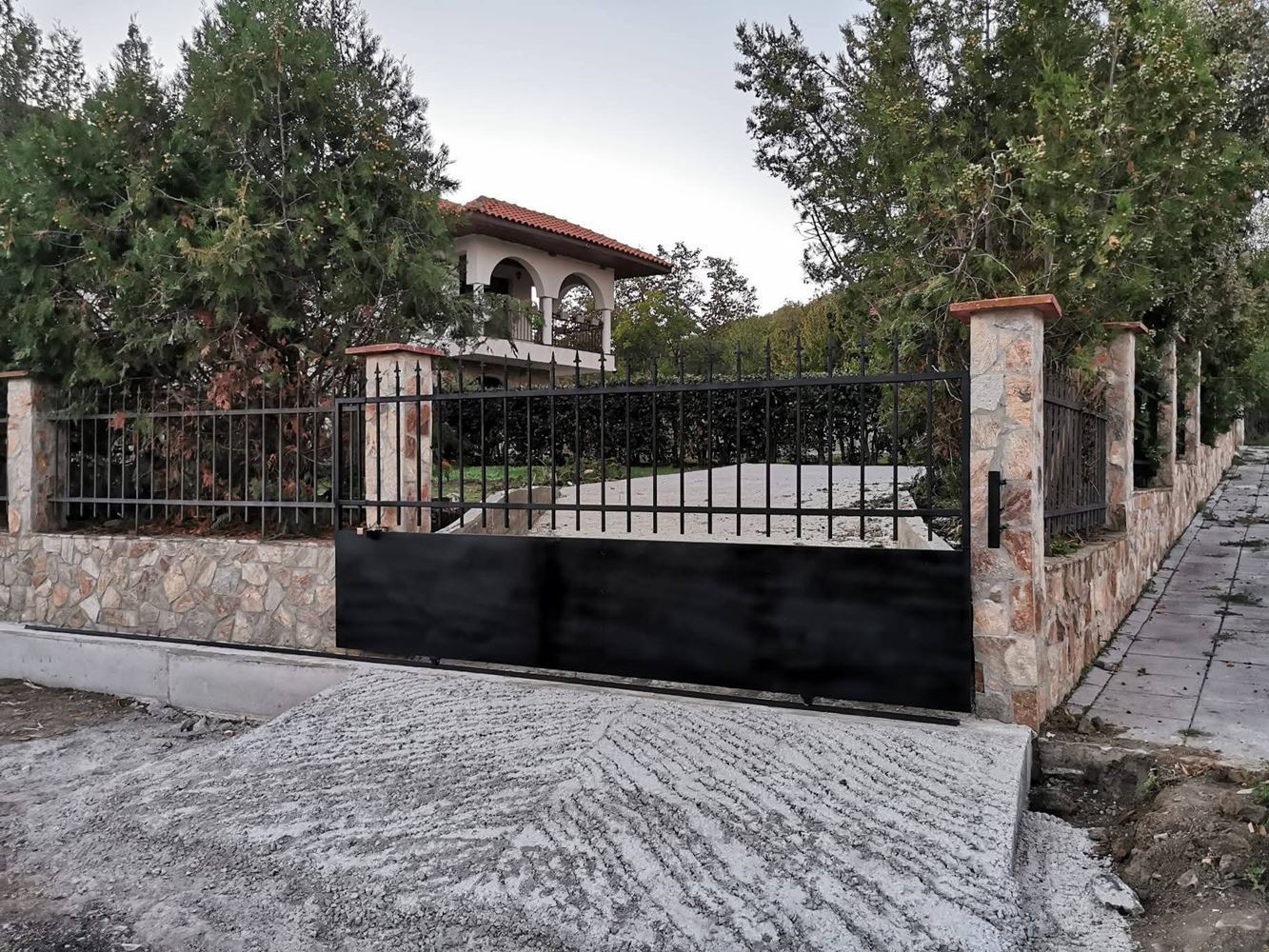 Двуетажна самостоятелна къща в с. Горица – напълно обновен дом с двор и прекрасна веранда