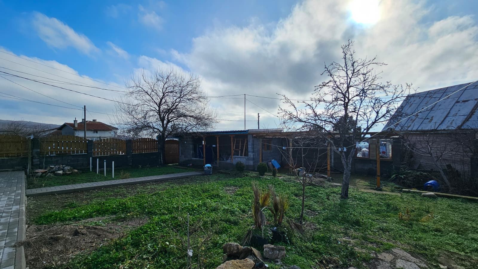 Изключителна едноетажна къща с просторен двор в спокойното село Кошарица