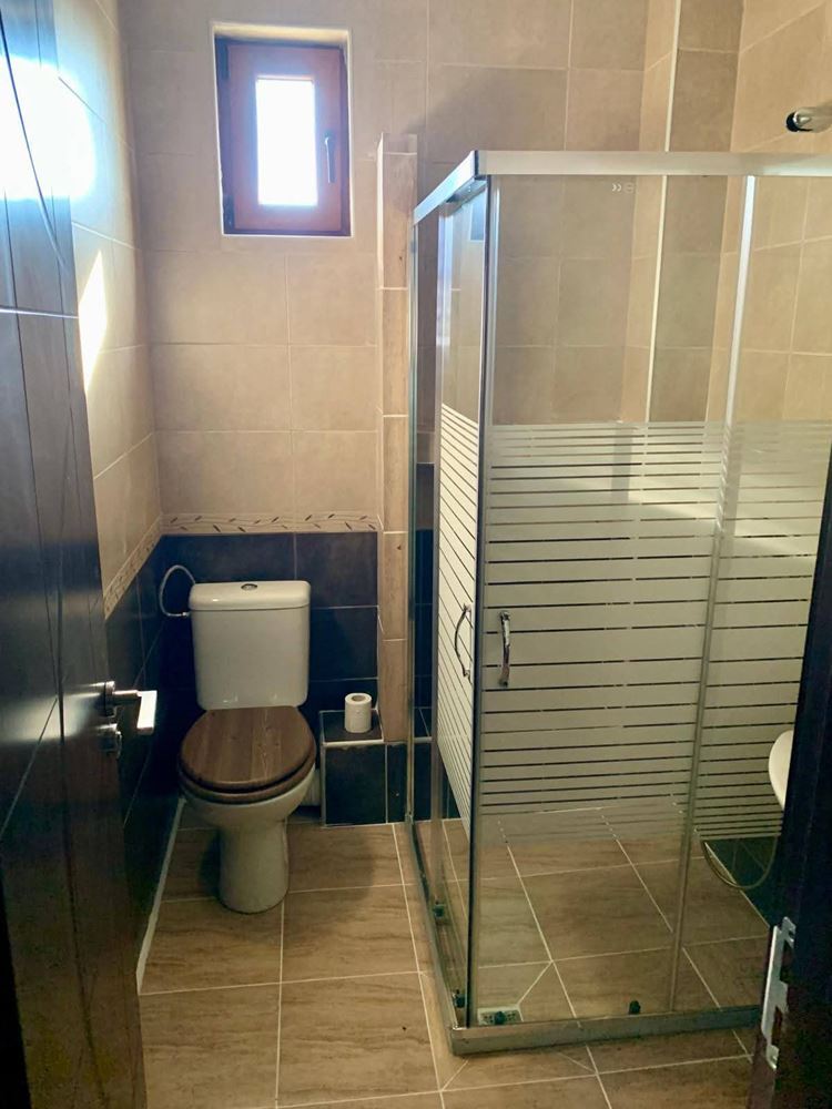 Двуетажна самостоятелна къща в с. Горица – напълно обновен дом с двор и прекрасна веранда