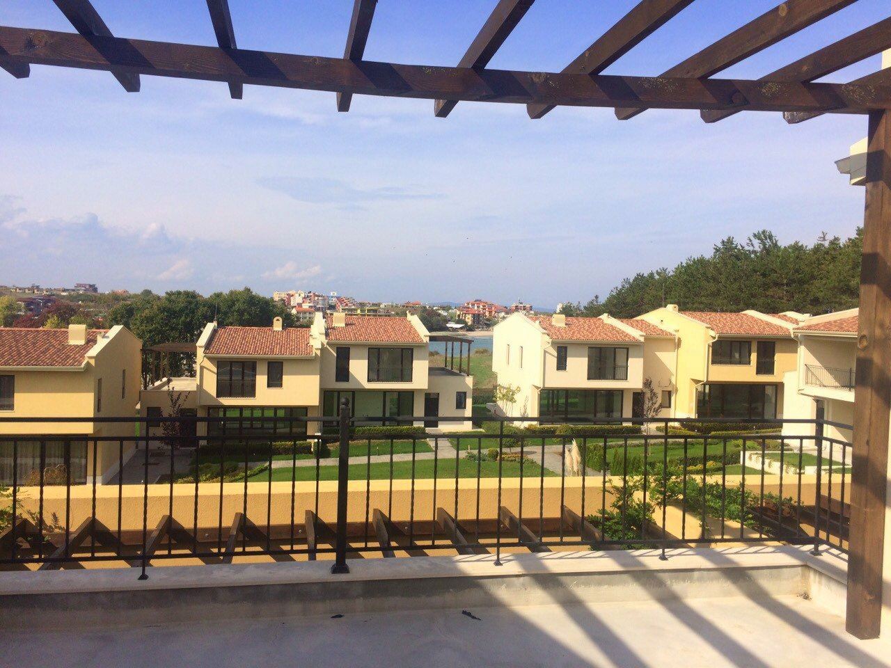 Къща на първа линия море в охраняем комплекс