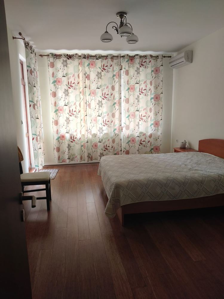 Просторна триетажна еднофамилна къща в центъра на Равда – комфорт, престиж и пълна самостоятелност