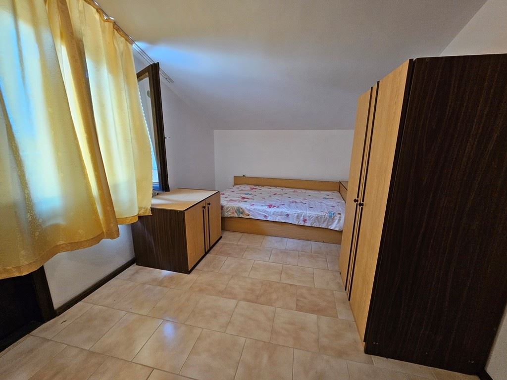 Просторна самостоятелна къща с панорамна гледка в Кошарица