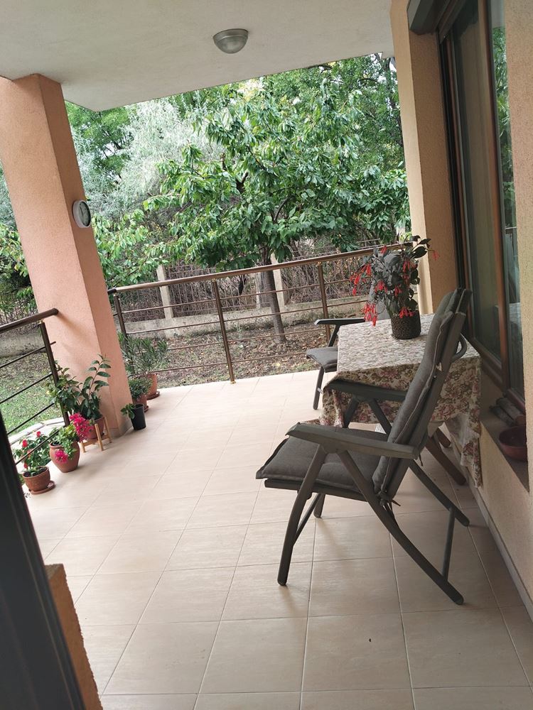 Просторна триетажна еднофамилна къща в центъра на Равда – комфорт, престиж и пълна самостоятелност