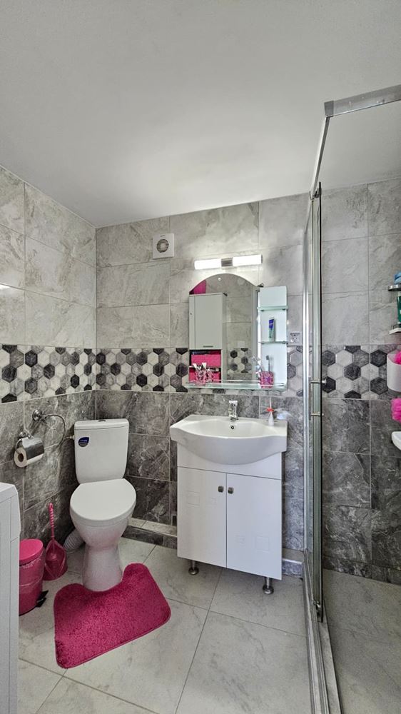 Изключителна едноетажна къща с просторен двор в спокойното село Кошарица