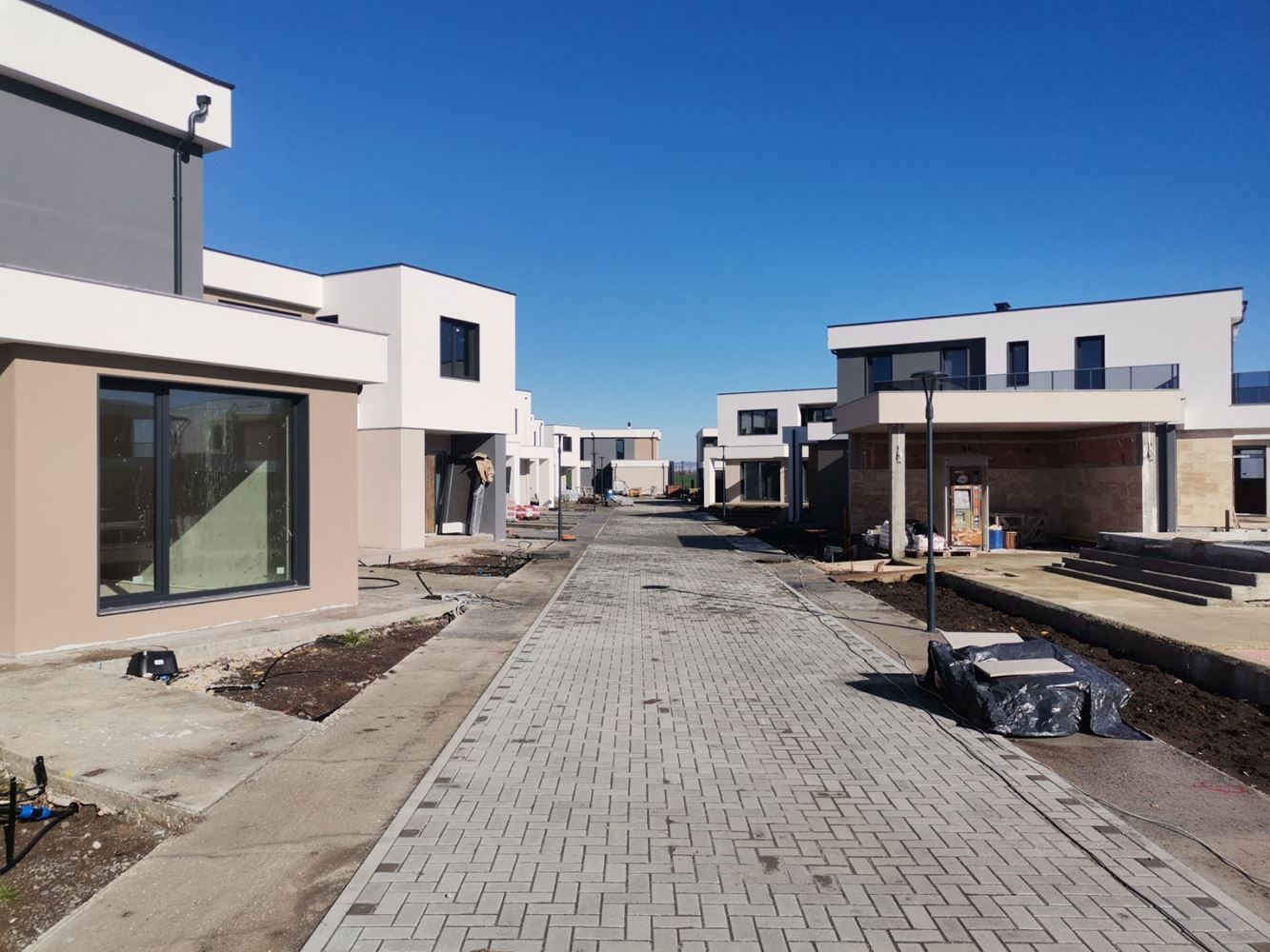 Модерна двуетажна къща в затворен комплекс между Поморие и Сарафово – уют, сигурност и целогодишен комфорт