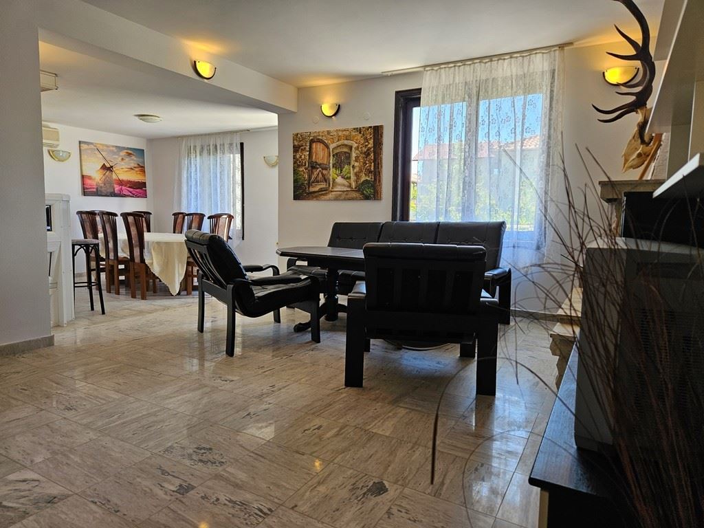 Просторна самостоятелна къща с панорамна гледка в Кошарица