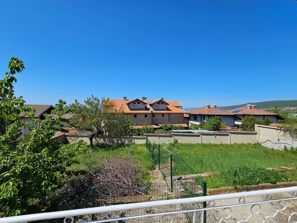 Просторна самостоятелна къща с панорамна гледка в Кошарица