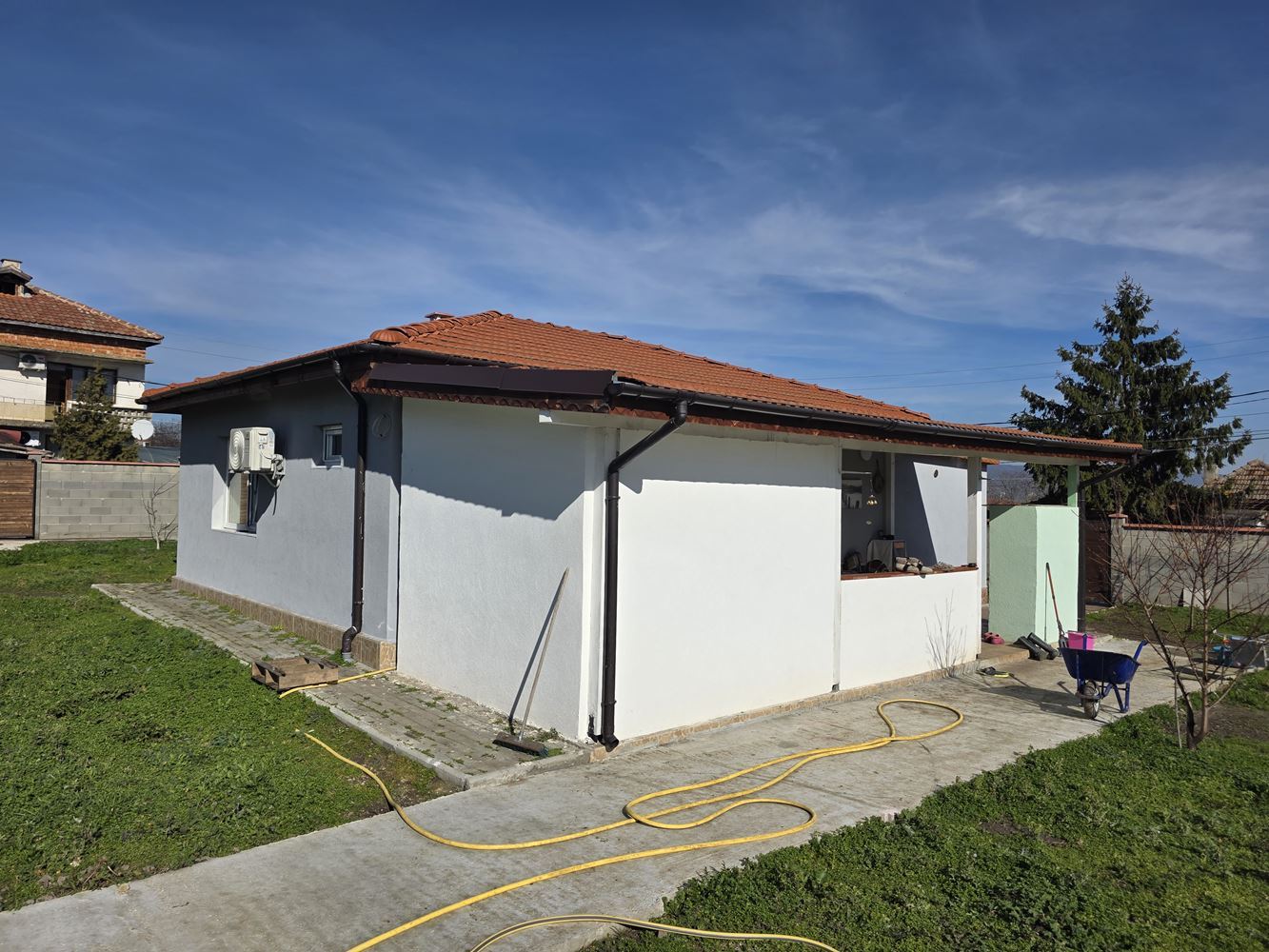 Прекрасна самостоятелна къща с двор в село Тънково – уют и спокойствие близо до Слънчев Бряг