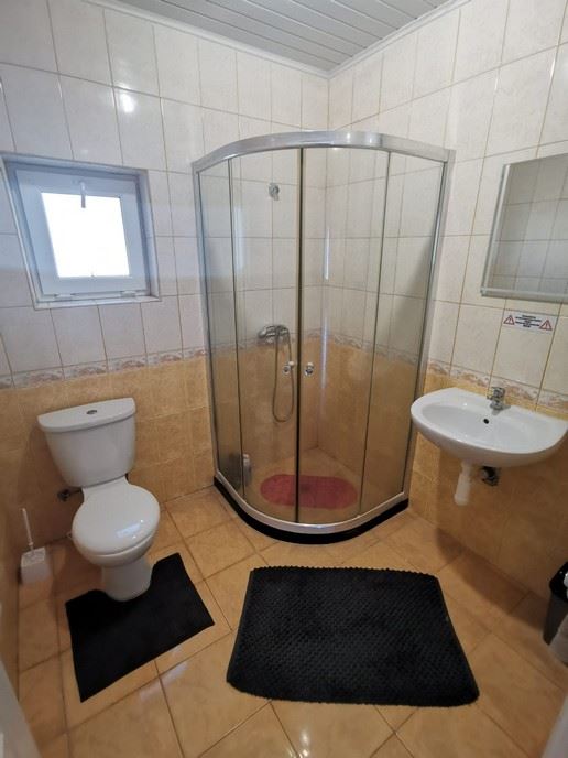 Просторна едноетажна къща с панорамни гледки в екокомплекс на Стара планина