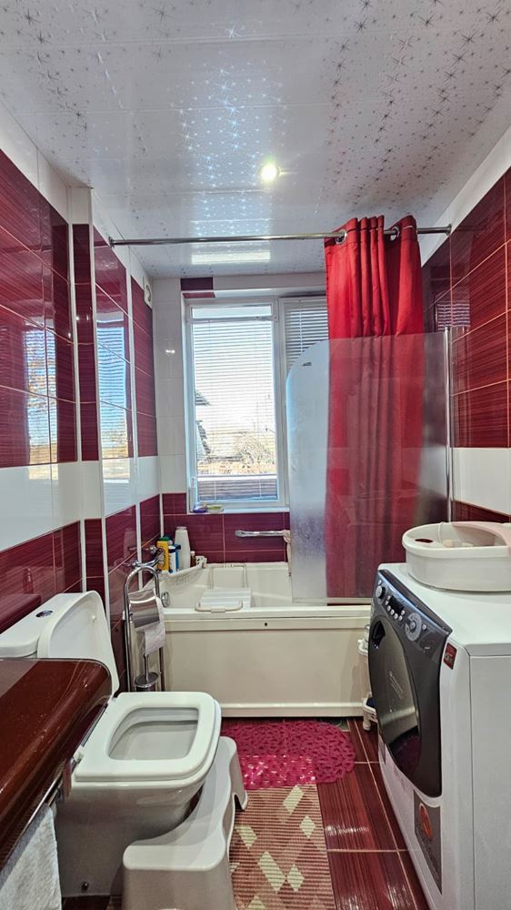 Отлична едноетажна къща с басейн и просторен двор в село Дюлево