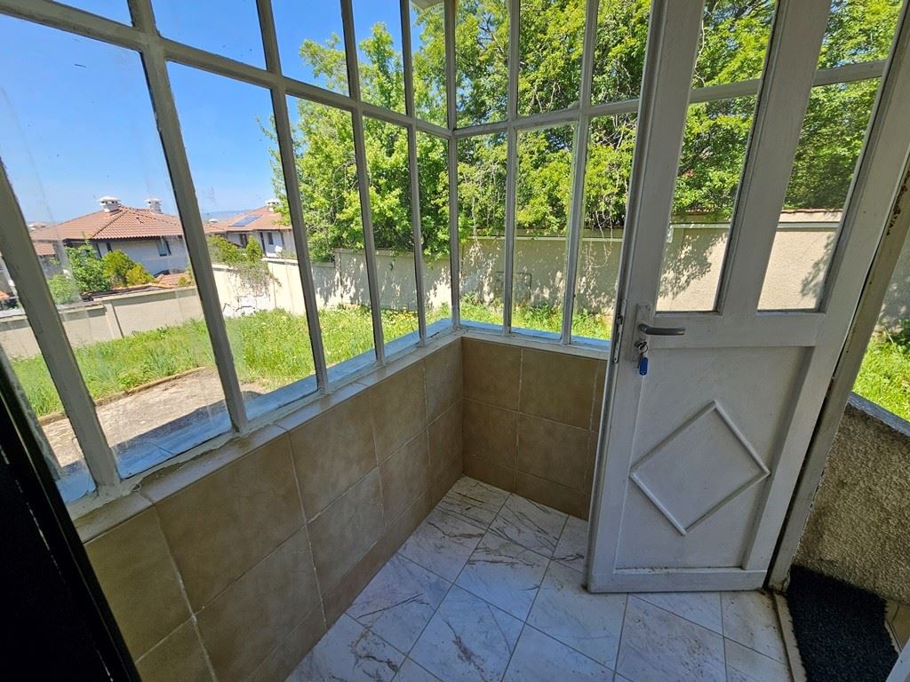 Просторна самостоятелна къща с панорамна гледка в Кошарица