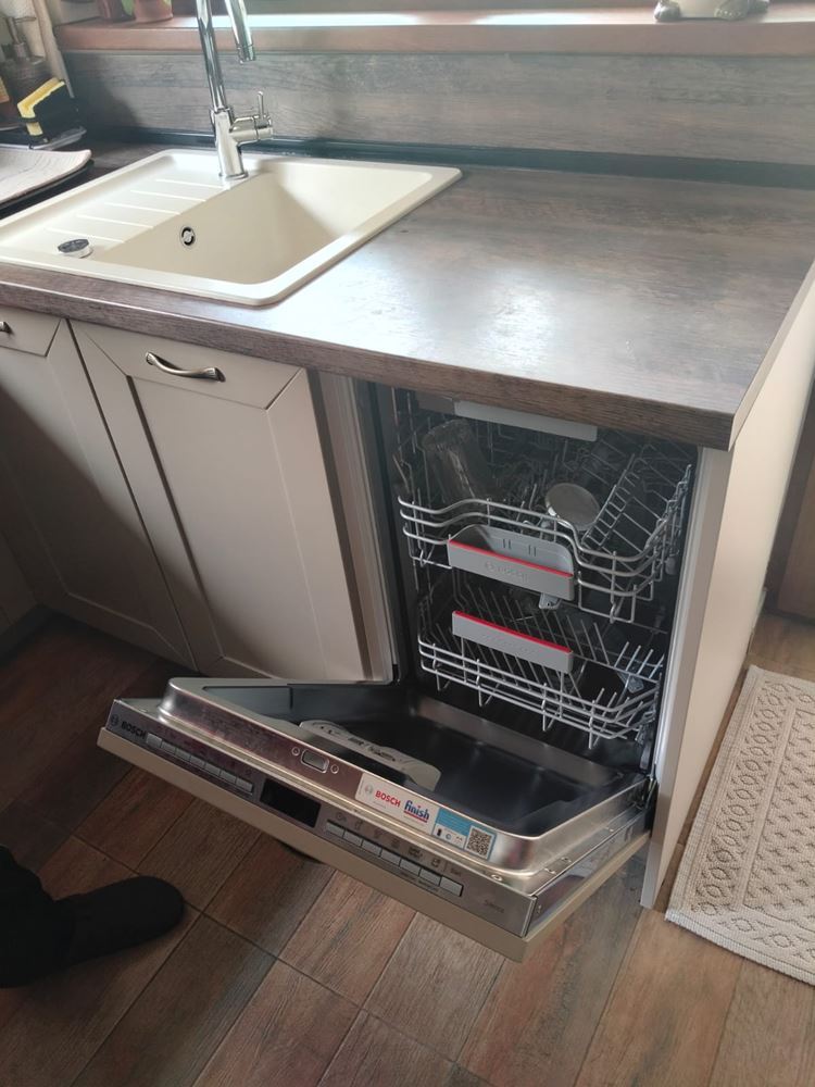 Просторна триетажна еднофамилна къща в центъра на Равда – комфорт, престиж и пълна самостоятелност