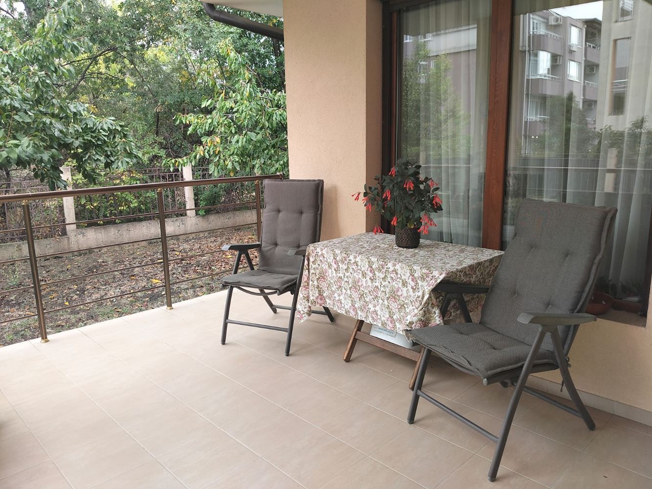 Просторна триетажна еднофамилна къща в центъра на Равда – комфорт, престиж и пълна самостоятелност