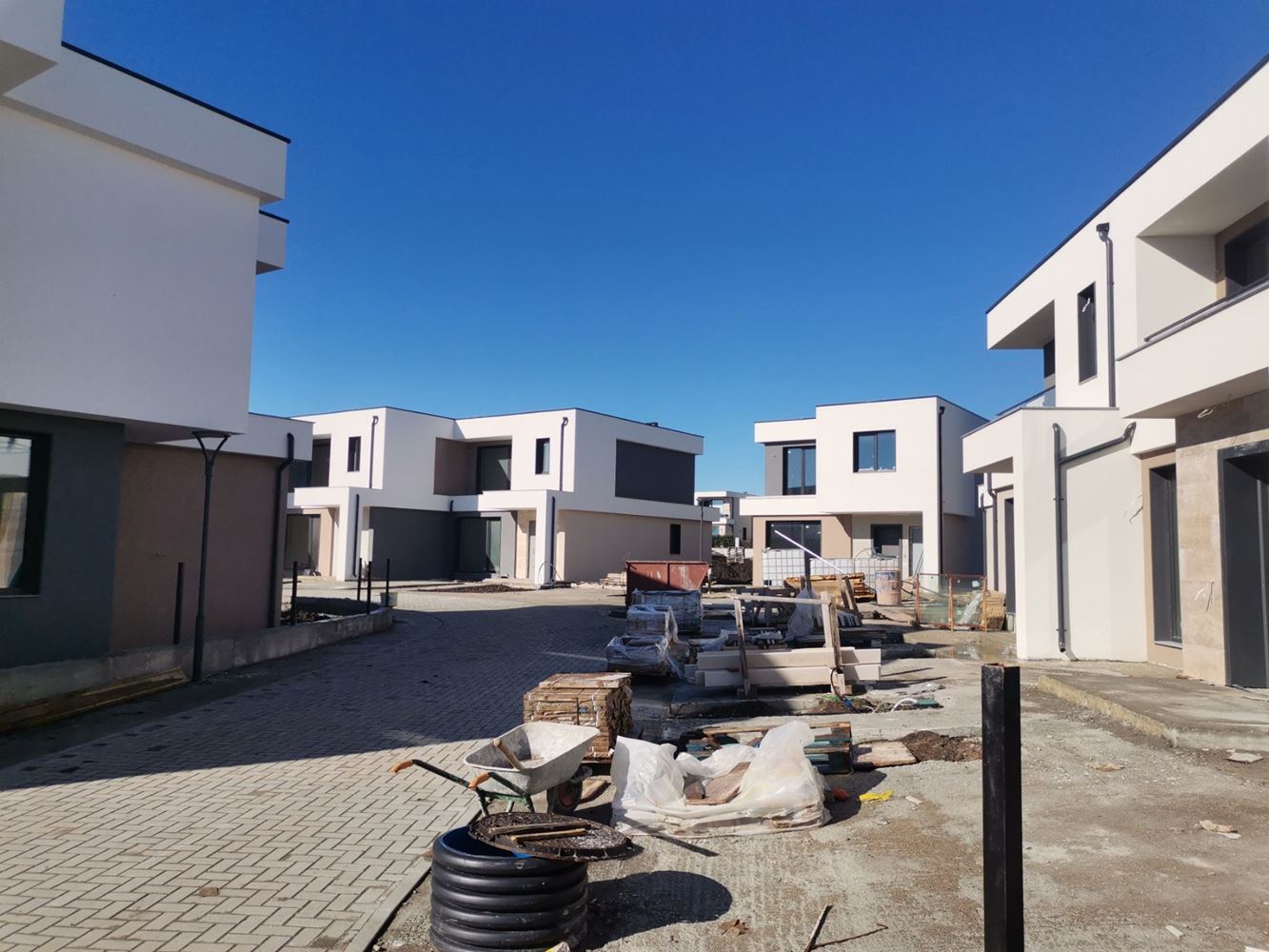 Модерна двуетажна къща в затворен комплекс между Поморие и Сарафово – уют, сигурност и целогодишен комфорт