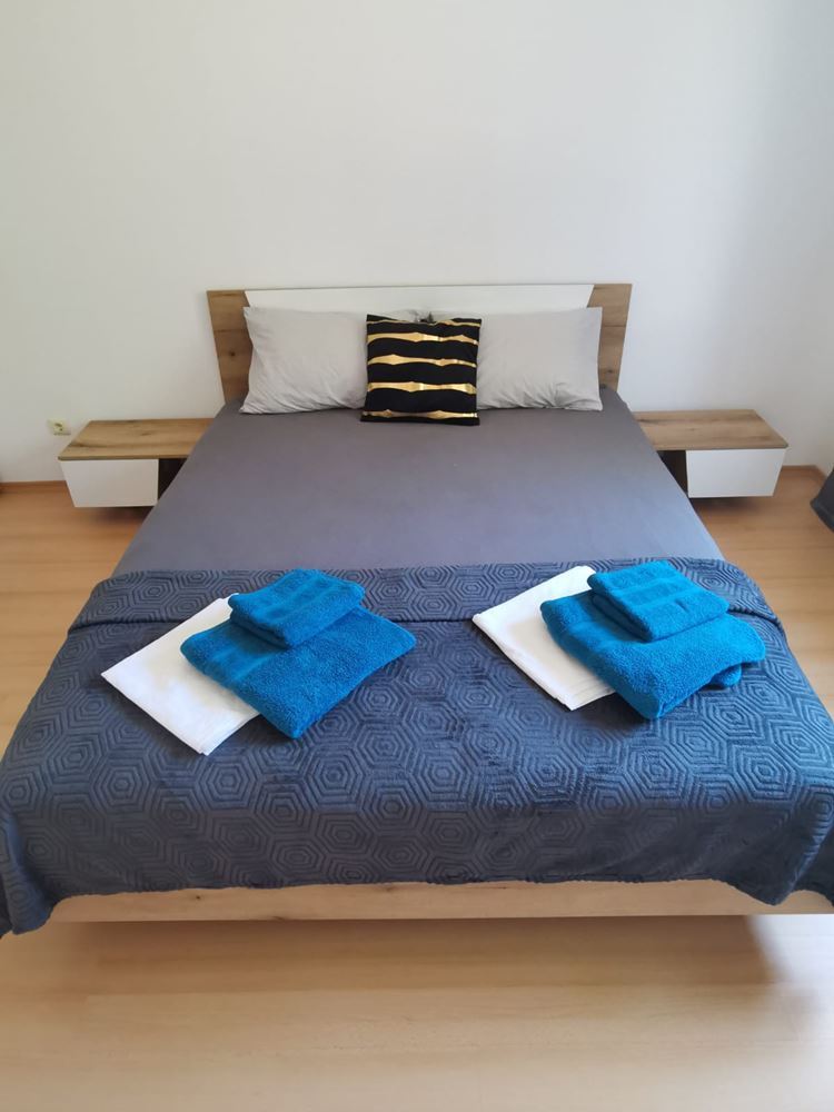 Просторна едноетажна къща с панорамни гледки в екокомплекс на Стара планина