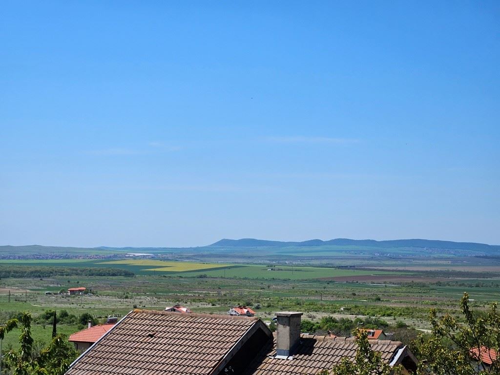 Просторна самостоятелна къща с панорамна гледка в Кошарица