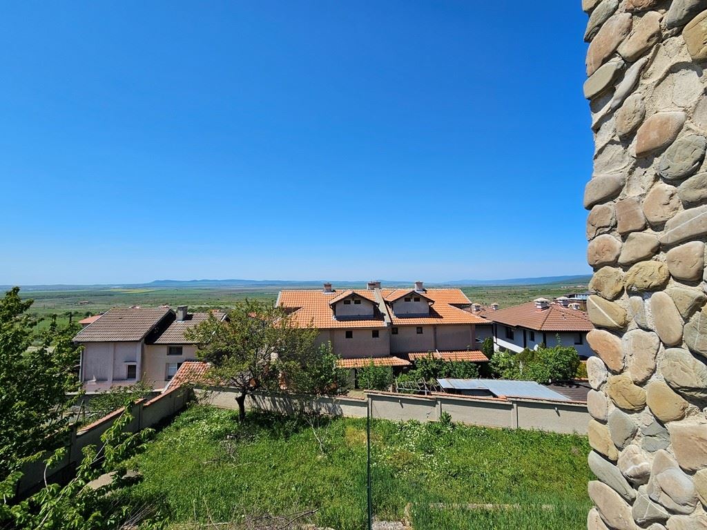 Просторна самостоятелна къща с панорамна гледка в Кошарица