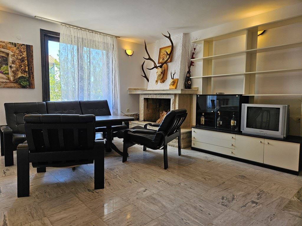 Просторна самостоятелна къща с панорамна гледка в Кошарица