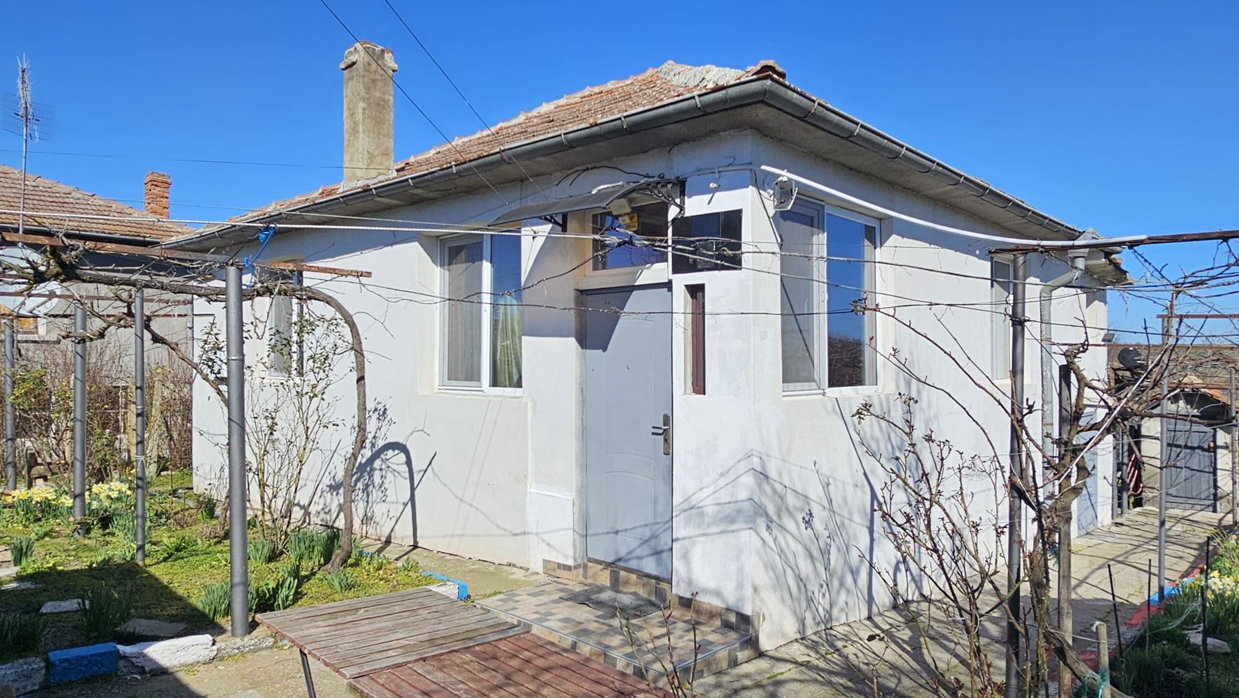 Отлична едноетажна къща с басейн и просторен двор в село Дюлево