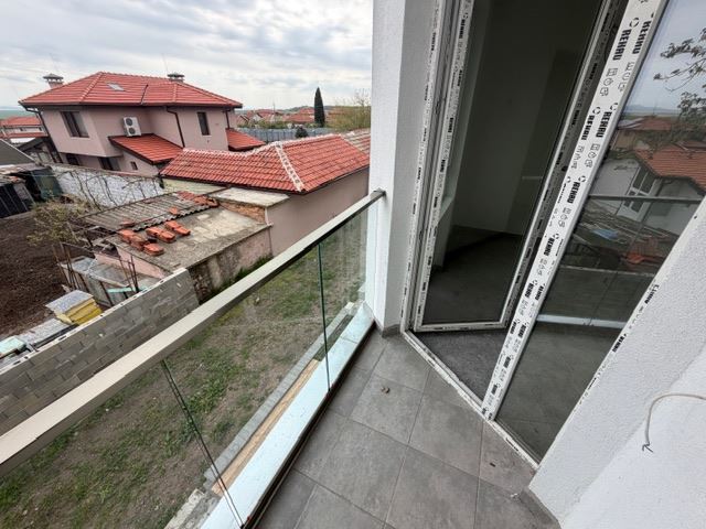 Триетажна редова къща в Банево – модерно строителство, двор и две паркоместа