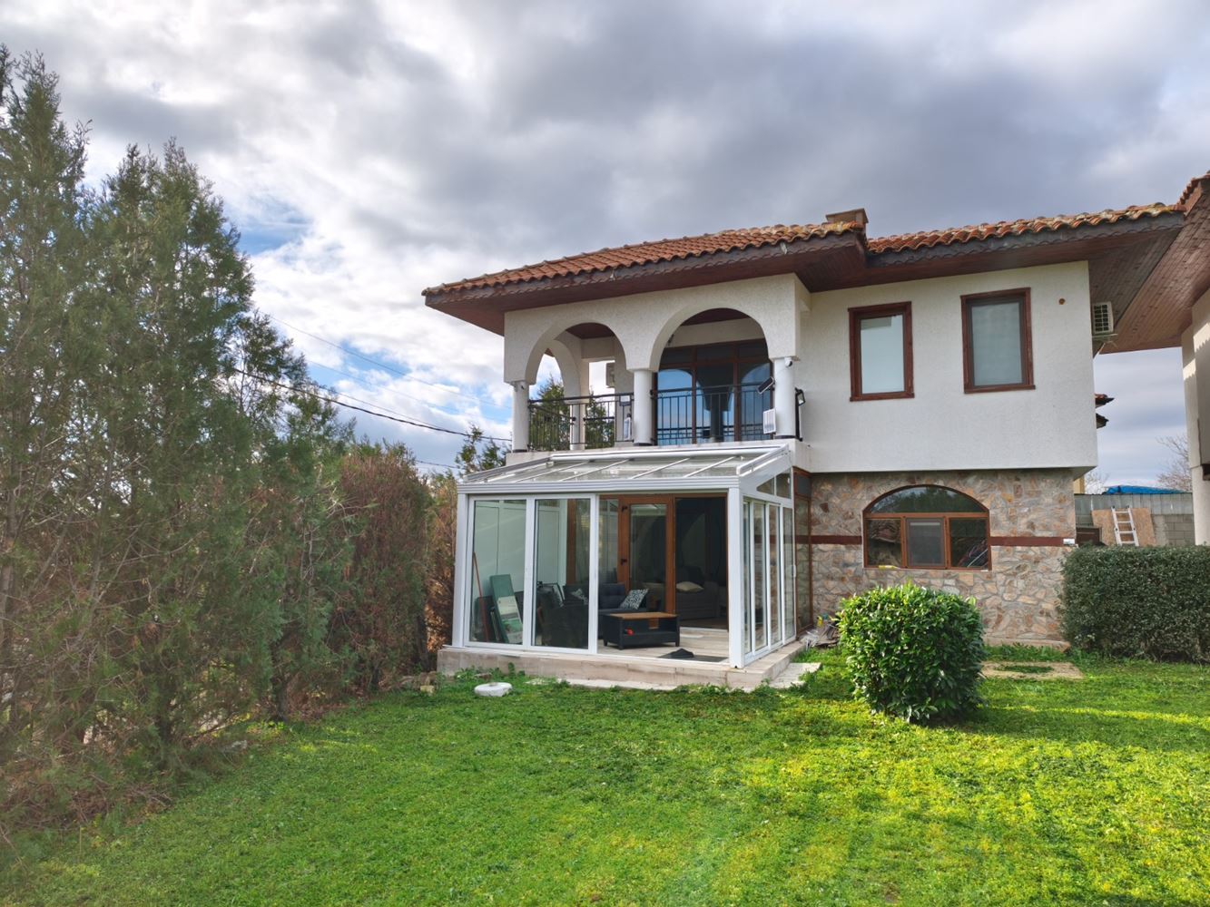 Двуетажна самостоятелна къща в с. Горица – напълно обновен дом с двор и прекрасна веранда