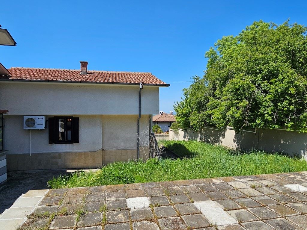 Просторна самостоятелна къща с панорамна гледка в Кошарица