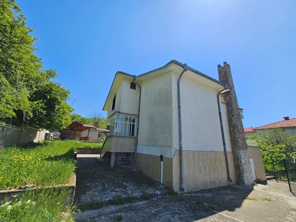 Просторна самостоятелна къща с панорамна гледка в Кошарица