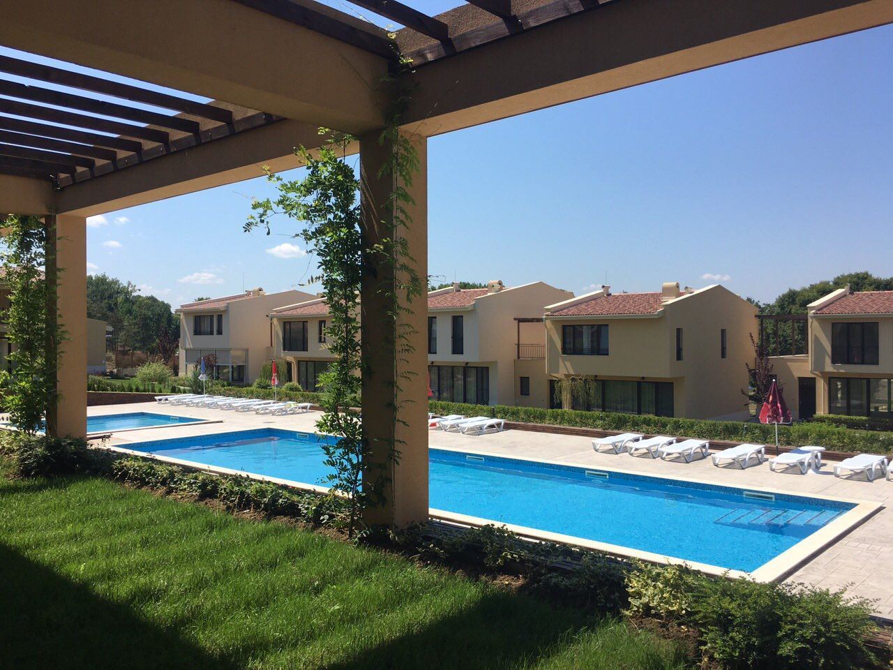 Къща на първа линия море в охраняем комплекс