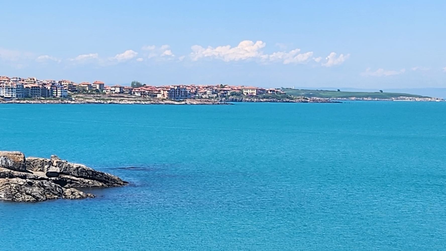 Прекрасна триетажна къща на първа линия море в Созопол с панорамни гледки към Райския залив