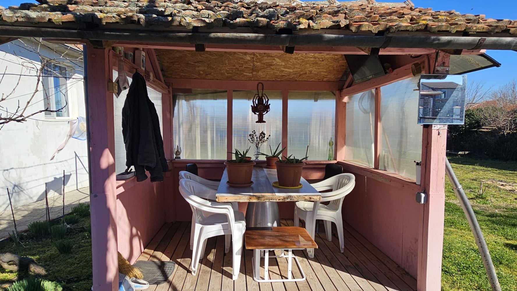 Отлична едноетажна къща с басейн и просторен двор в село Дюлево