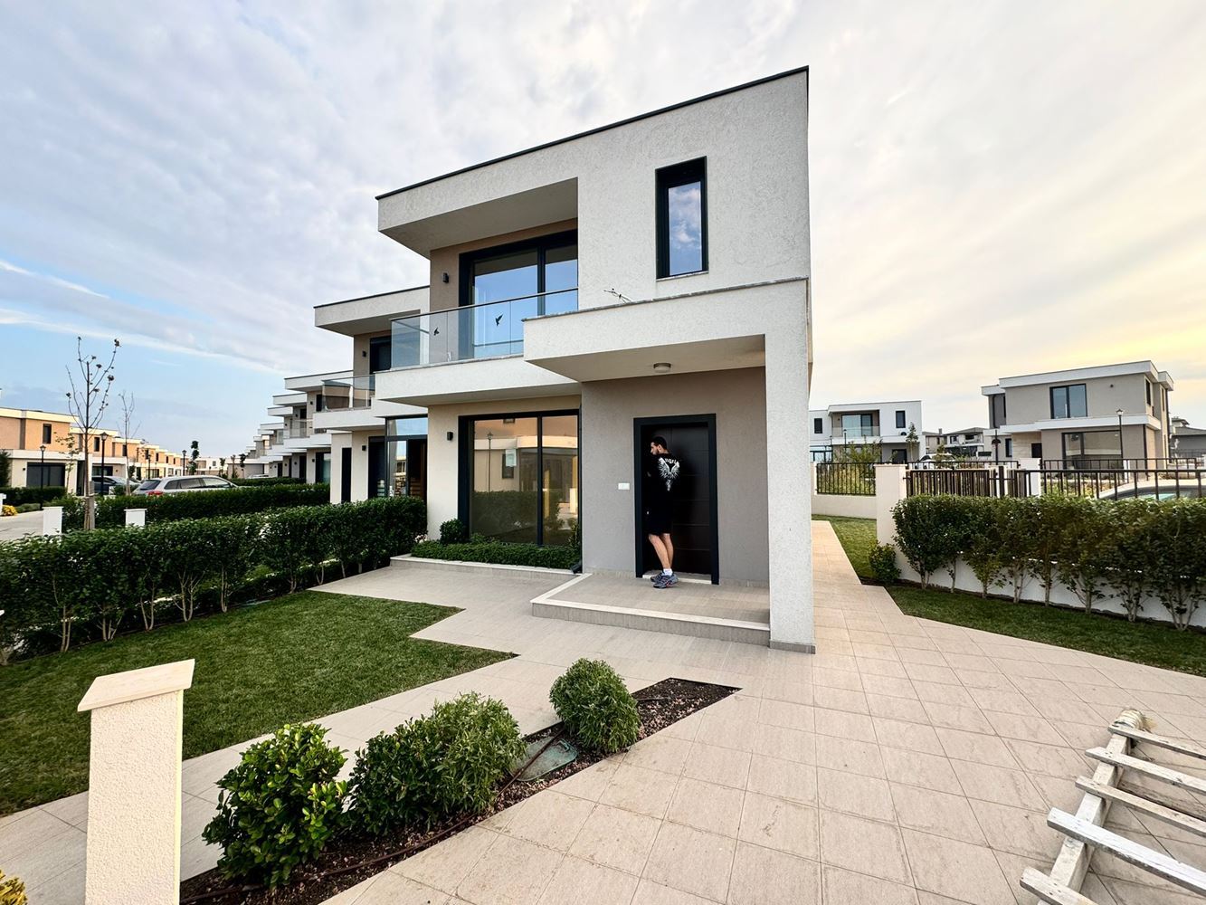 Модерна двуетажна къща с двор в луксозен комплекс между Поморие и Сарафово – стил, пространство и природа