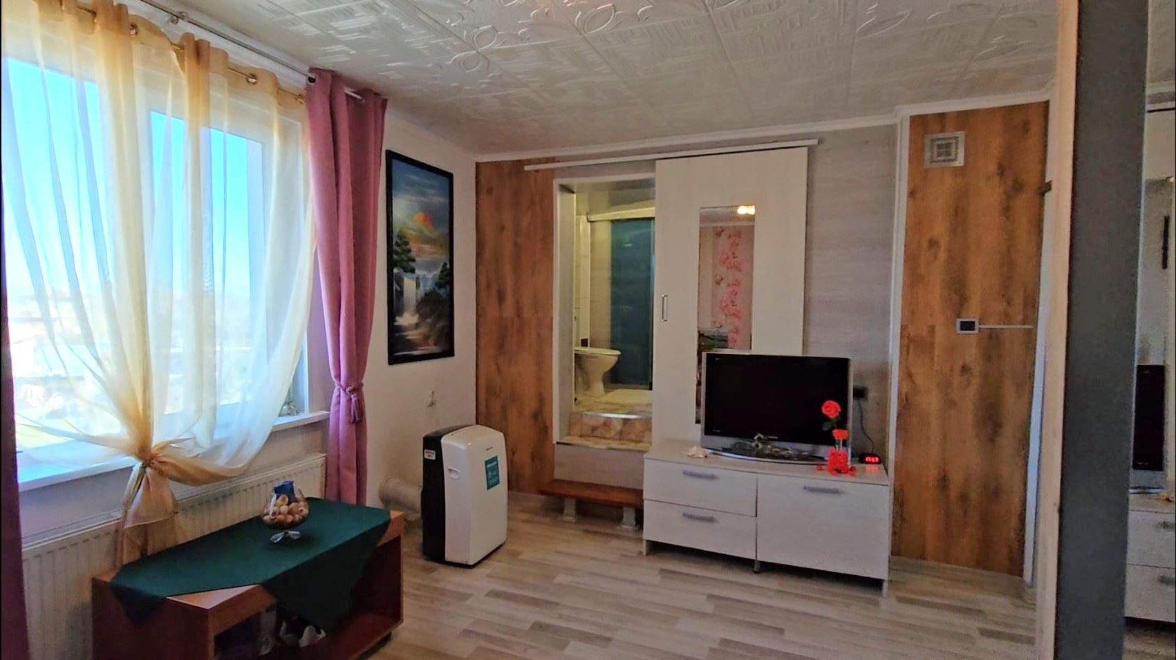 Отлична едноетажна къща с басейн и просторен двор в село Дюлево