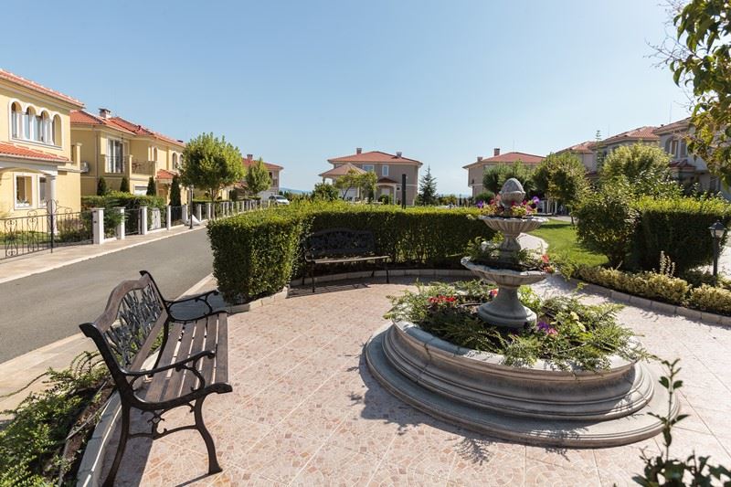 Изключителна двуетажна къща с три спални и просторен двор в луксозен охраняем комплекс между Сарафово и Поморие