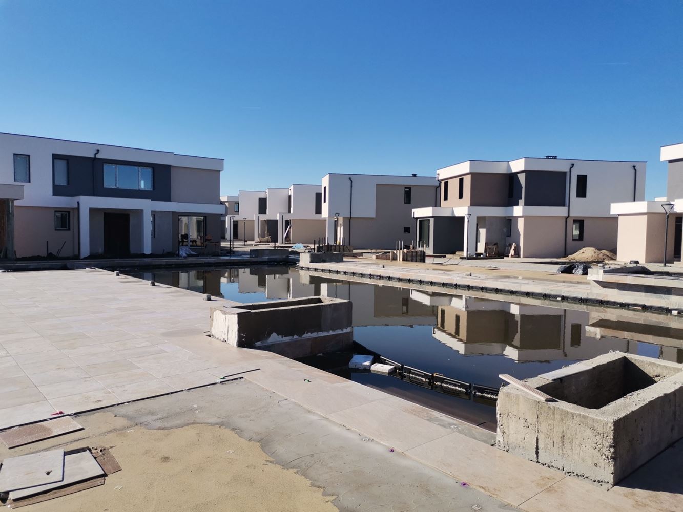 Модерна двуетажна къща в затворен комплекс между Поморие и Сарафово – уют, сигурност и целогодишен комфорт