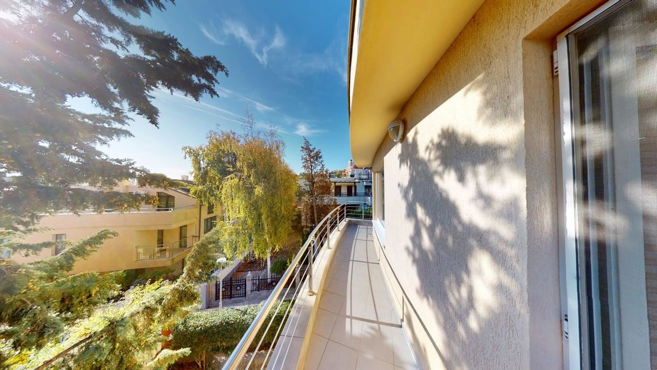 Панорамна четириетажна къща с 8 спални и морска гледка в к.к. Слънчев бряг – без такса поддръжка