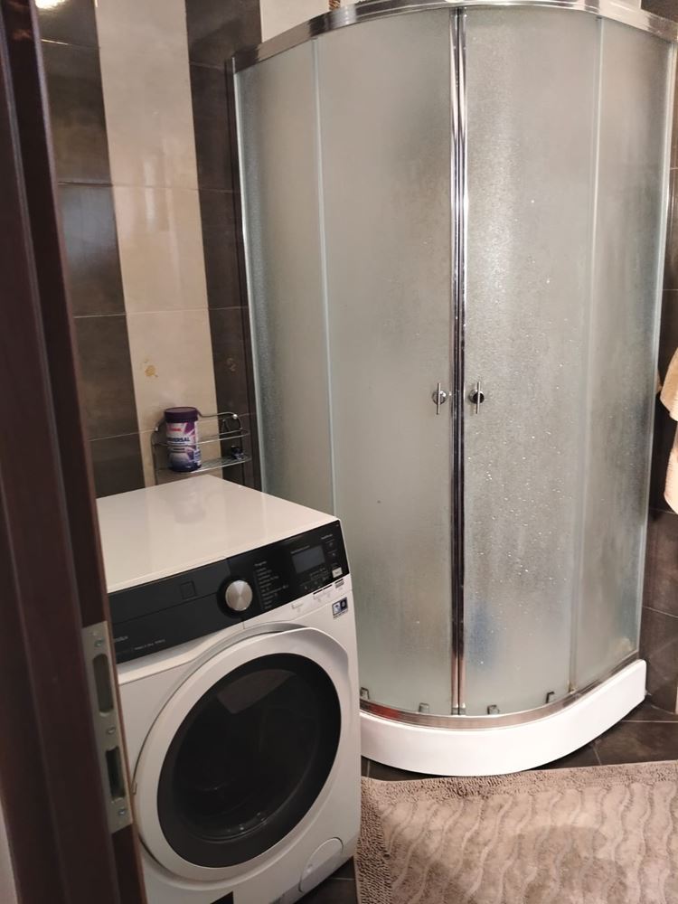 Просторна триетажна еднофамилна къща в центъра на Равда – комфорт, престиж и пълна самостоятелност