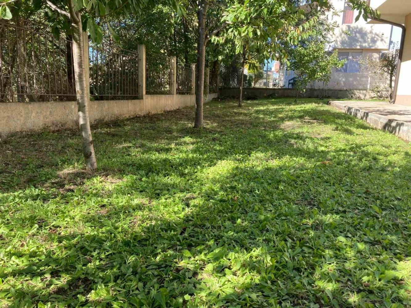 Просторна триетажна еднофамилна къща в центъра на Равда – комфорт, престиж и пълна самостоятелност