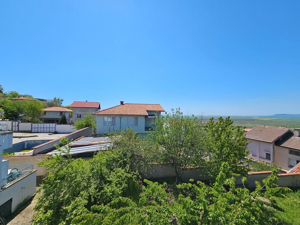Просторна самостоятелна къща с панорамна гледка в Кошарица