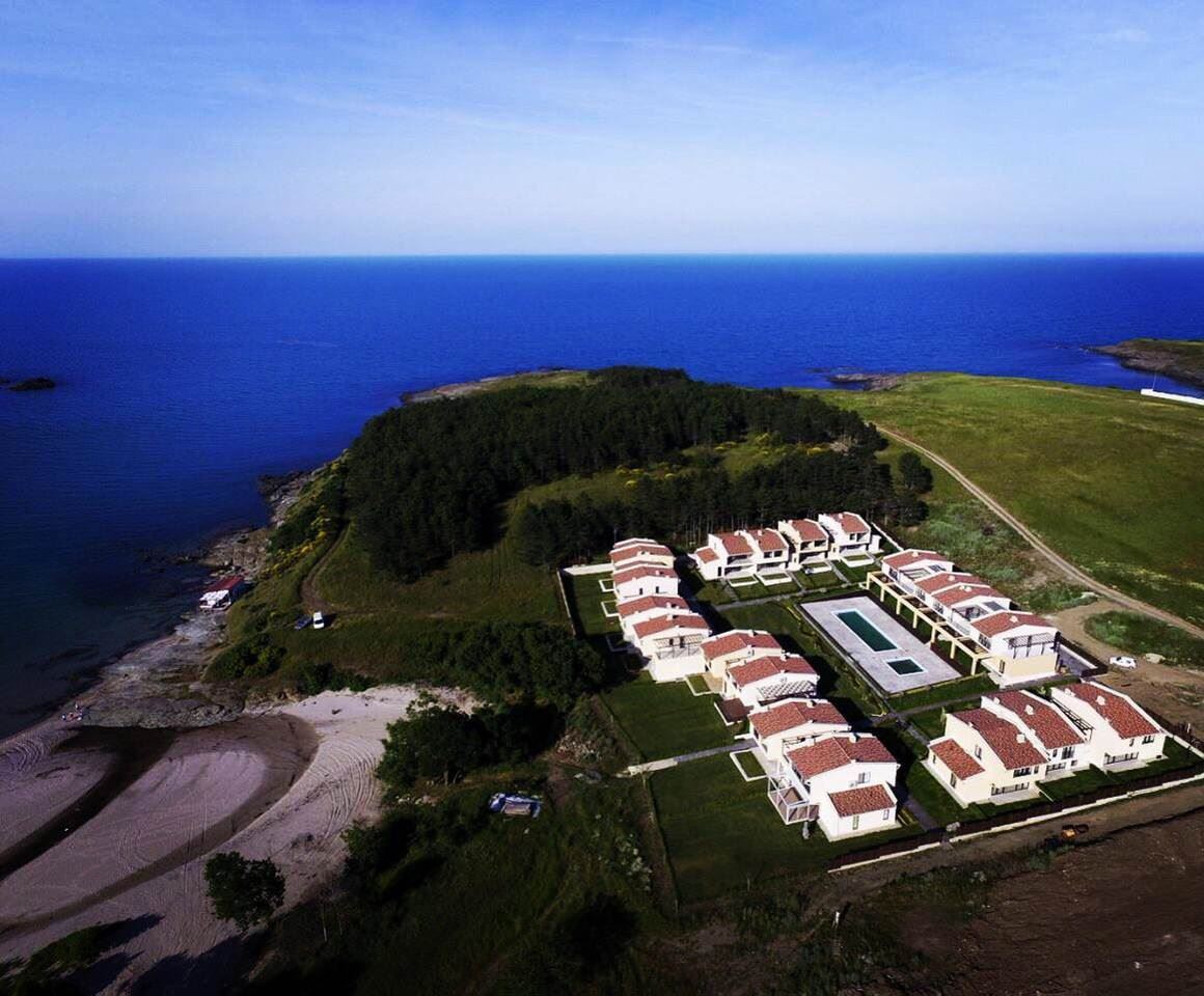 Къща на първа линия море в охраняем комплекс