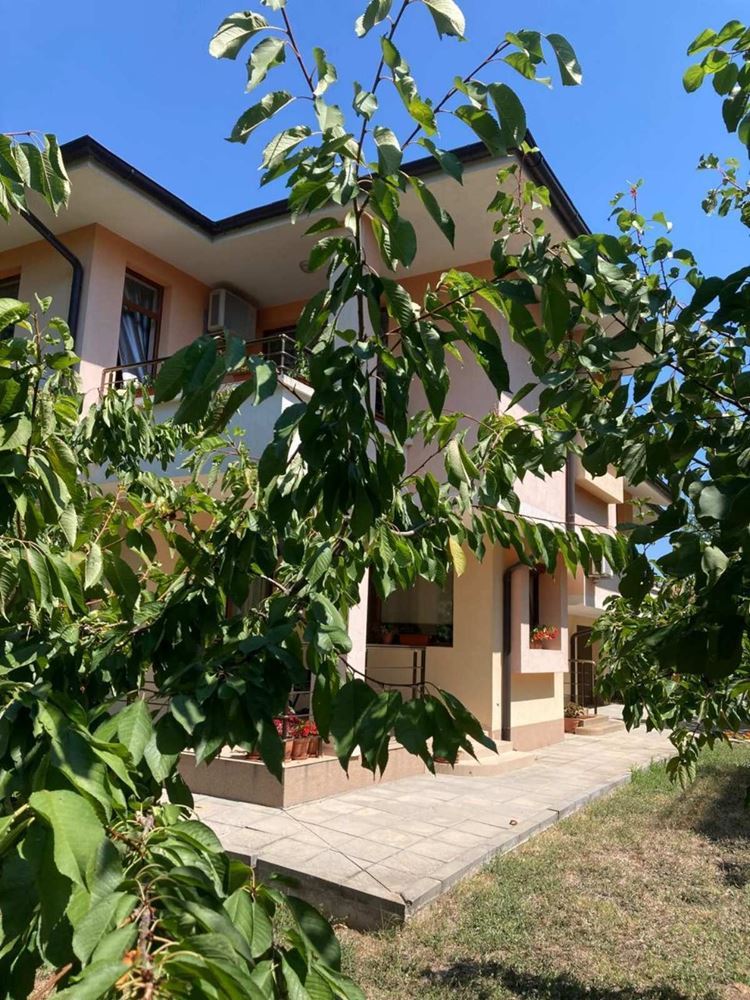 Просторна триетажна еднофамилна къща в центъра на Равда – комфорт, престиж и пълна самостоятелност