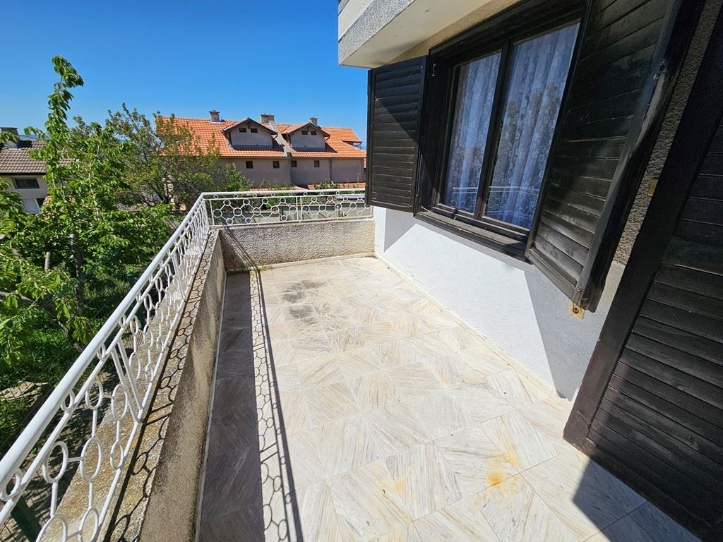 Просторна самостоятелна къща с панорамна гледка в Кошарица