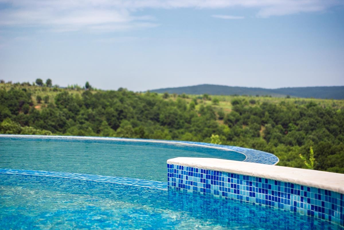 Просторна едноетажна къща с панорамни гледки в екокомплекс на Стара планина