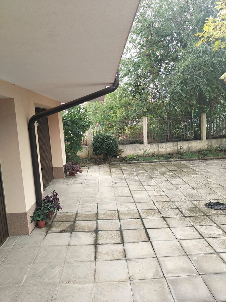 Просторна триетажна еднофамилна къща в центъра на Равда – комфорт, престиж и пълна самостоятелност