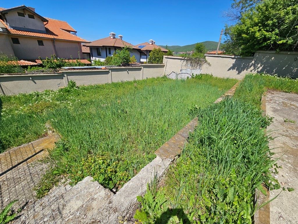 Просторна самостоятелна къща с панорамна гледка в Кошарица