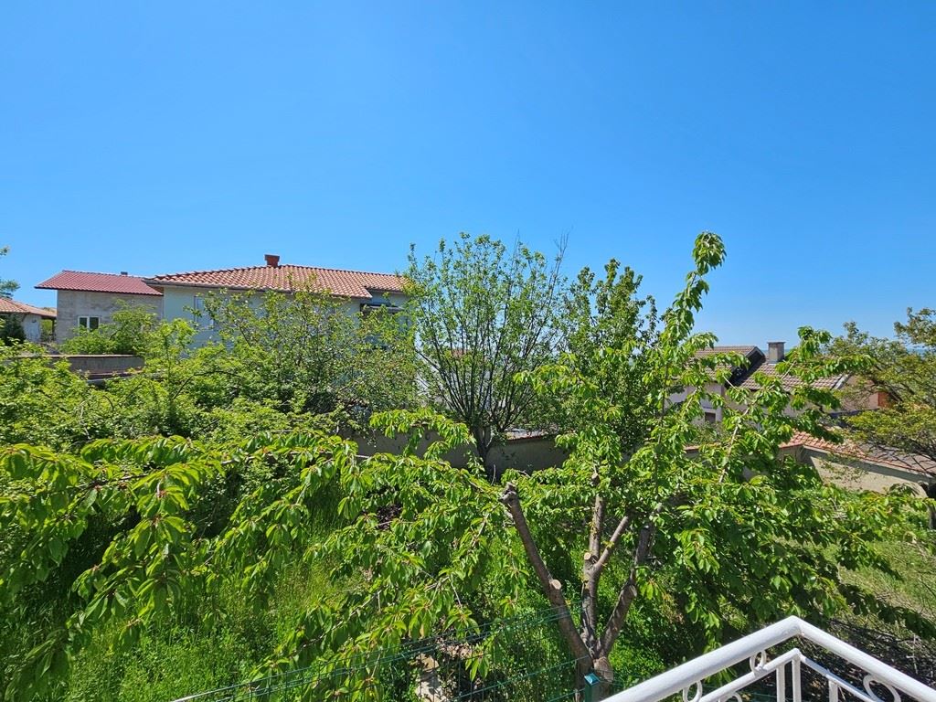 Просторна самостоятелна къща с панорамна гледка в Кошарица